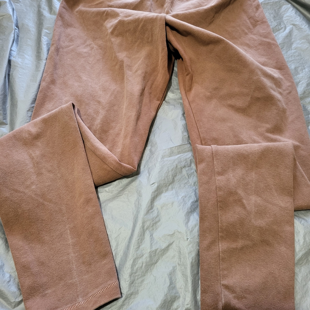 SKIMS Camel Outdoor Tshirt and Leggings Set - Picture 9 of 15
